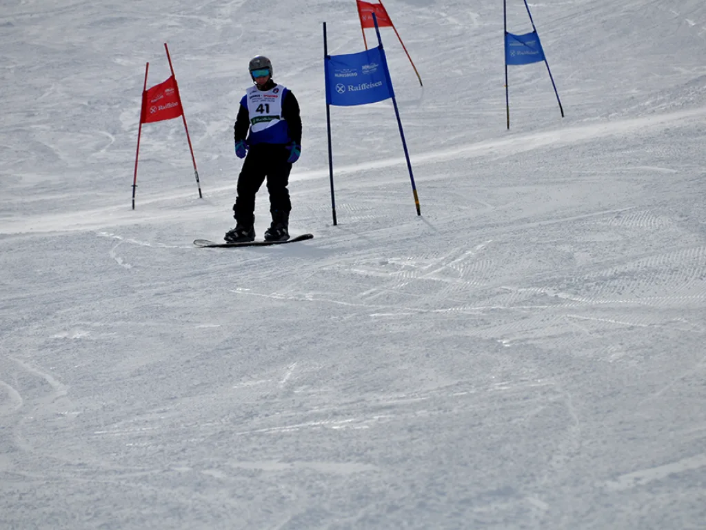 Snowboarder zwischen den Toren vor dem Zielbereich.